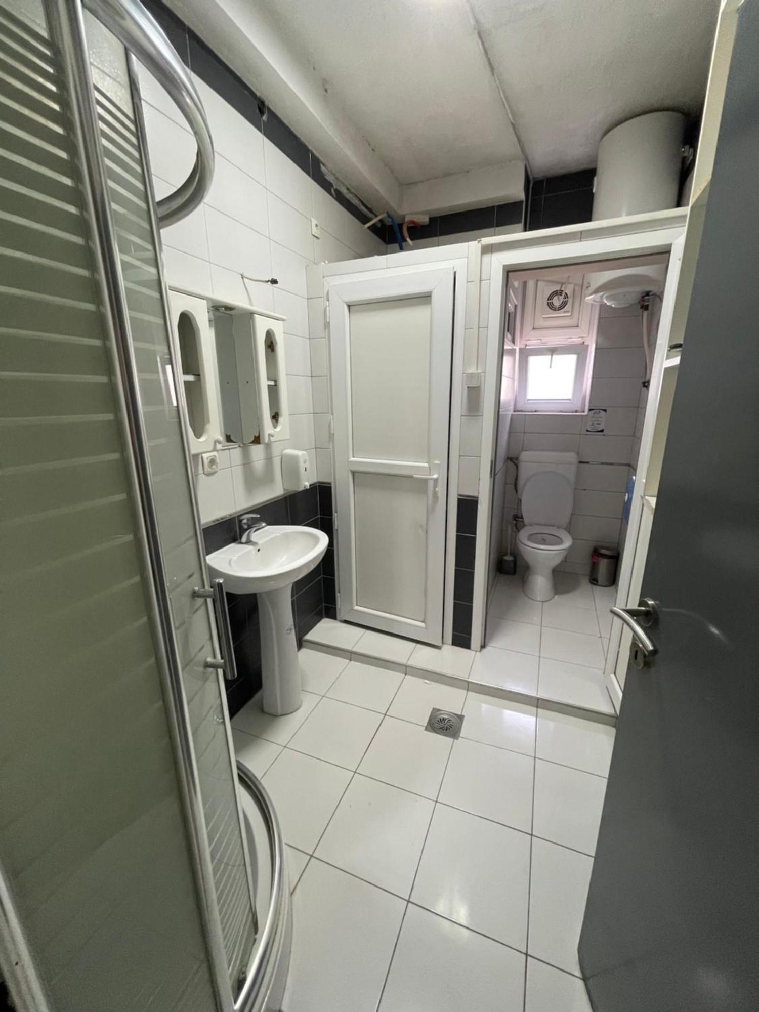 Newborn Comfort Hostel The Biggest Hostel Of Town With Best Location Pristina Eksteriør billede
